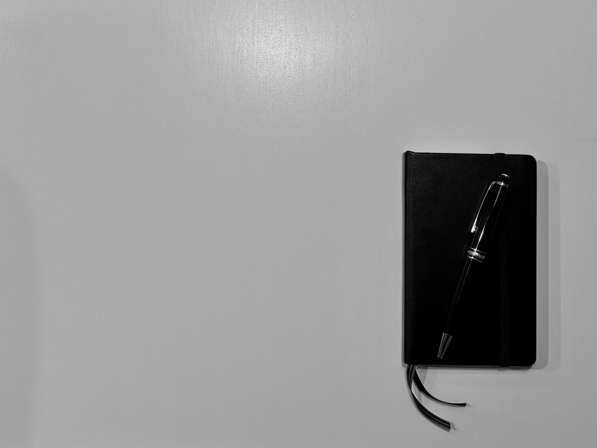 書き終えた後のノートとペン